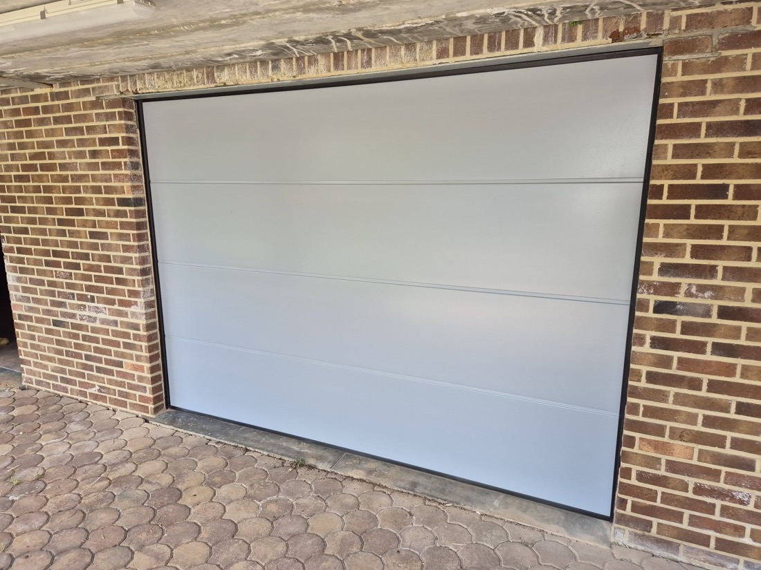 Porte de garage sectionnelle installée par AGL Services
