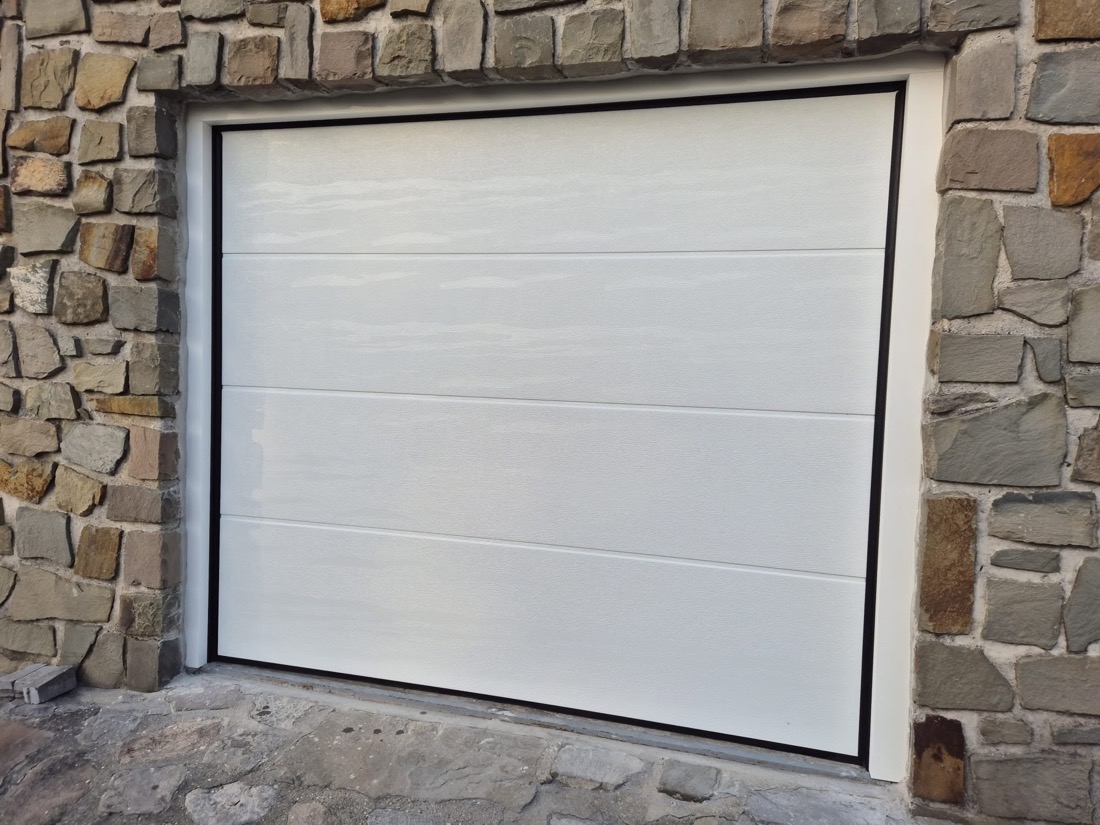 Porte de garage sectionnelle installée par AGL Services